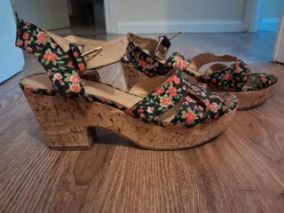 Sandalias de cuña con estampado floral