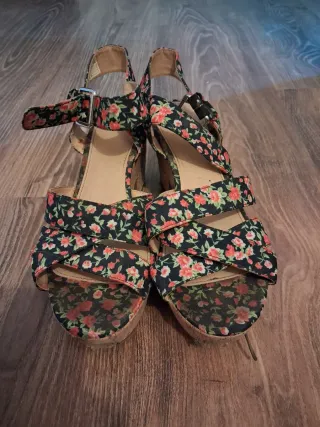 Sandalias de cuña con estampado floral