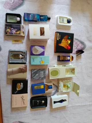 Mini profumi nuovi con scatole