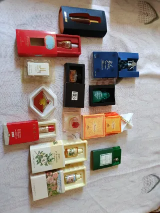 Mini profumi nuovi con scatole