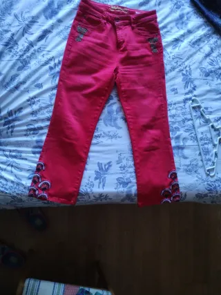 Pantalón deportivo rojo con bordados