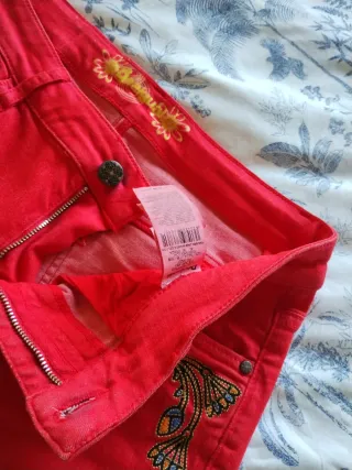 Pantalón deportivo rojo con bordados