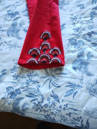 Pantalón deportivo rojo con bordados