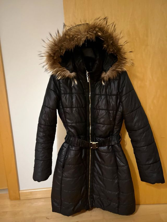 Abrigo acolchado con capucha y pelo natural