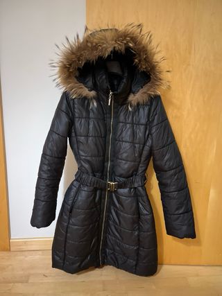 Abrigo acolchado con capucha y pelo natural