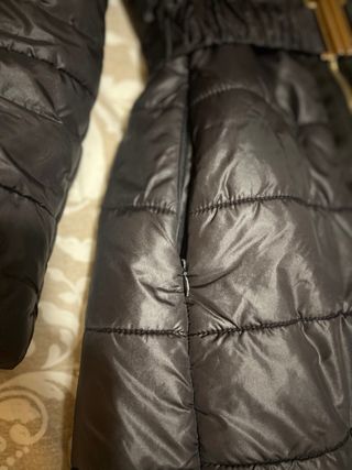 Abrigo acolchado con capucha y pelo natural