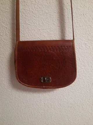 Bolso de cuero marrón con grabado