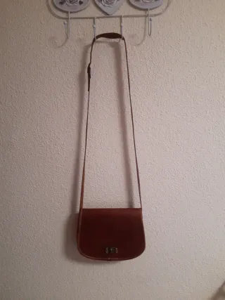Bolso de cuero marrón con grabado