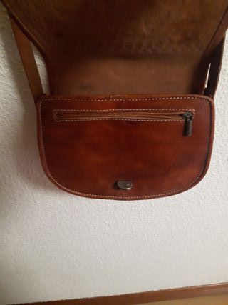 Bolso de cuero marrón con grabado