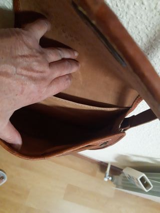 Bolso de cuero marrón con grabado