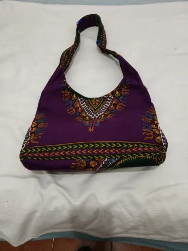 Bolso morado con estampado étnico