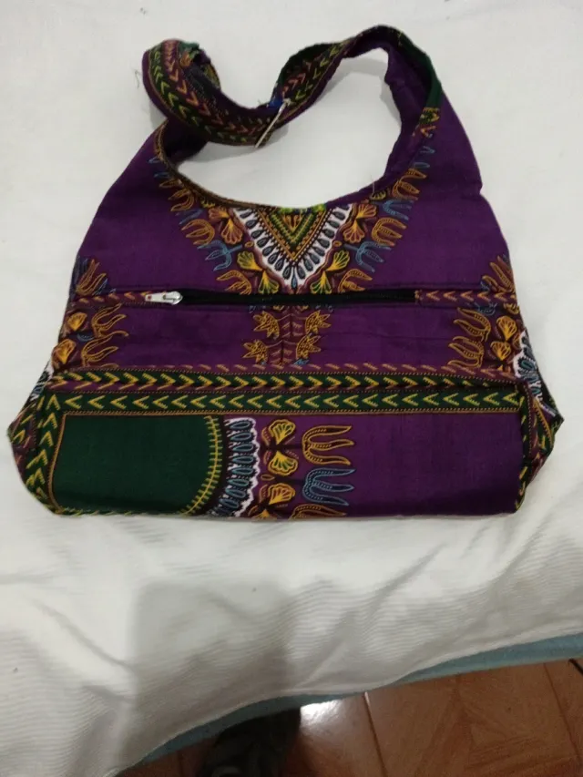 Bolso morado con estampado étnico