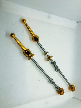 Chavetas de titânio douradas