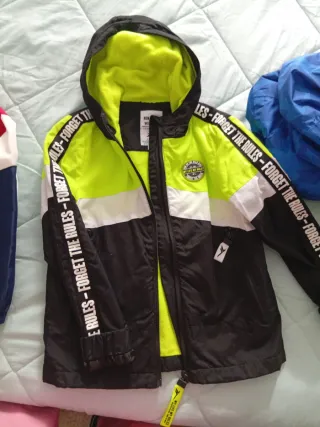 Chaqueta niño con capucha y logo talla 8