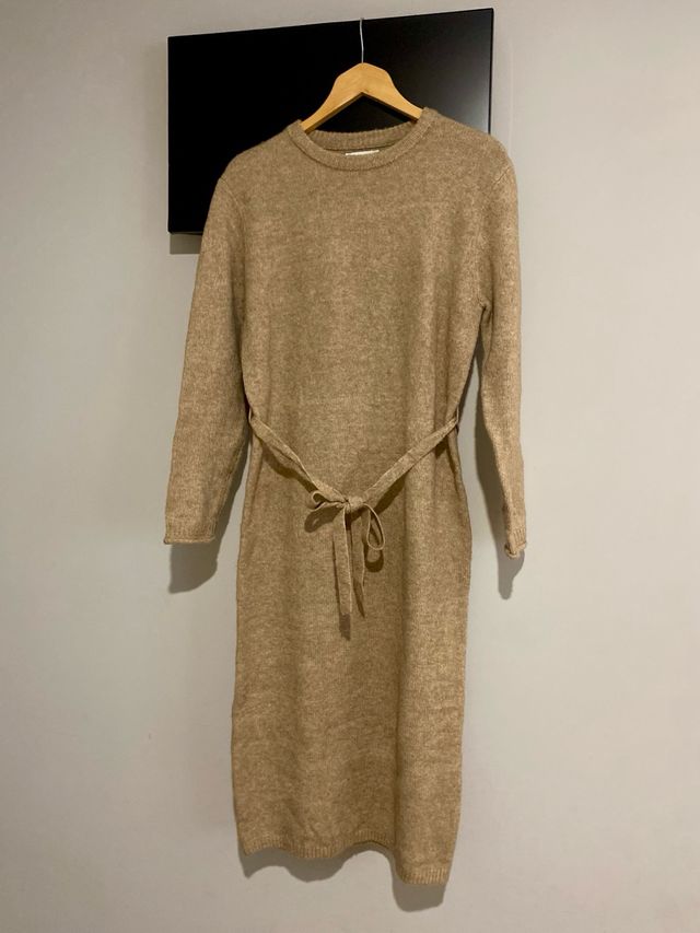 Vestido beige de punto con cinturón