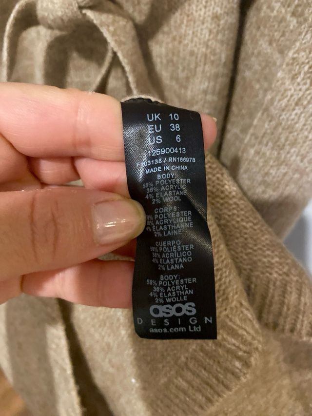 Vestido beige de punto con cinturón