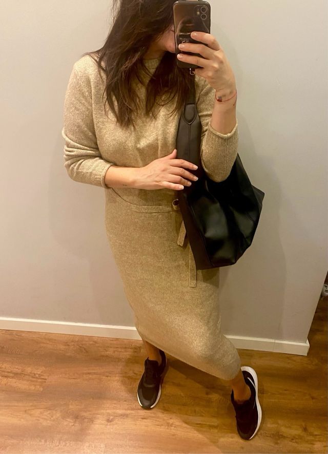 Vestido beige de punto con cinturón