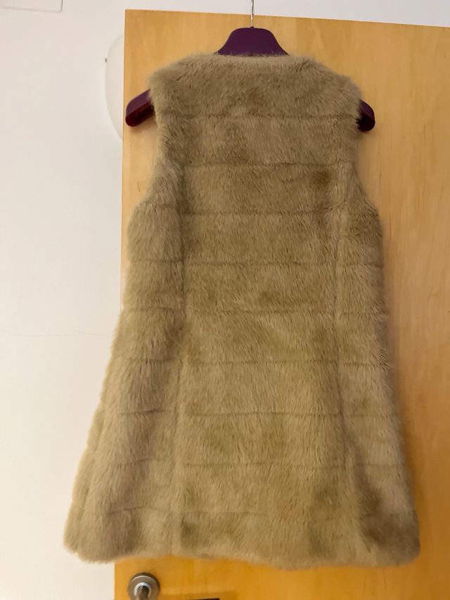 Chaleco largo pelo sintético muy estiloso
