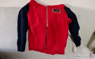 Sudadera Levi's cremallera roja y azul