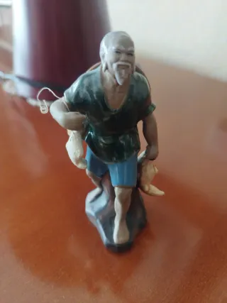Figura vintage pescador con peces
