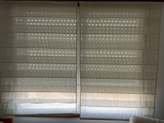 Cortinas de lino beige y blancas