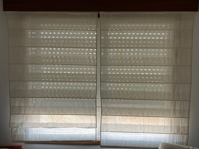 Cortinas de lino beige y blancas