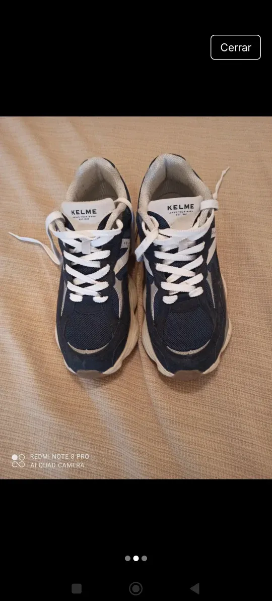 Zapatillas deportivas Kelme azules y blancas