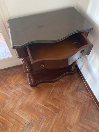 Mesa de cóctel de madera y cristal