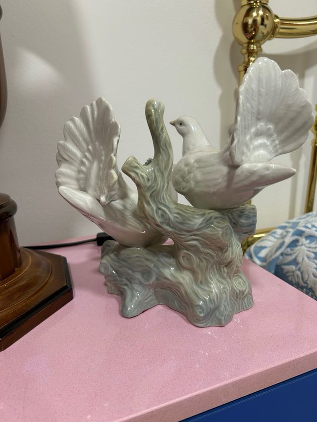 Figura de porcelana dos palomas blancas nuevas