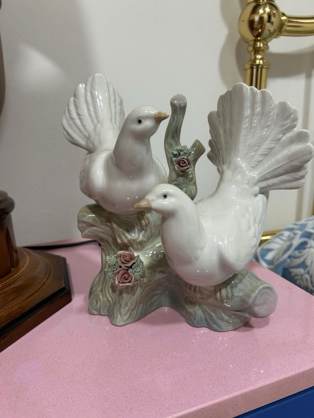 Figura de porcelana dos palomas blancas nuevas
