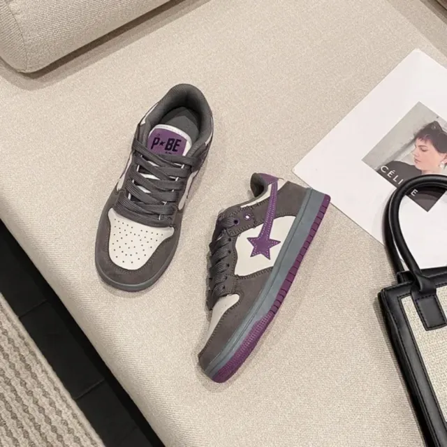 Zapatillas grises y moradas con estrella