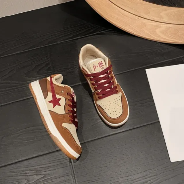 Zapatillas grises y moradas con estrella