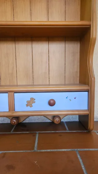 Estantería de madera con cajones y perchero