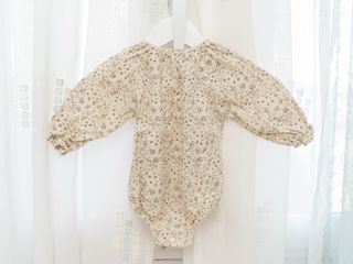 Pelele Zara beige flores 3/6 meses