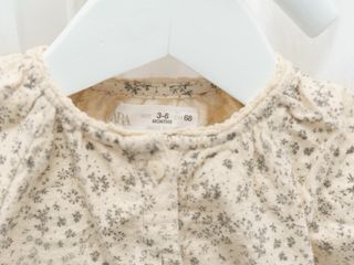 Pelele Zara beige flores 3/6 meses