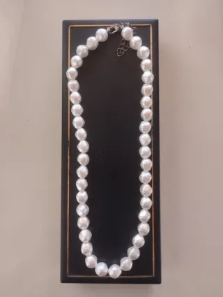 Gargantilla de perlas blancas