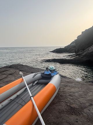 Kayak hinchable gris y naranja