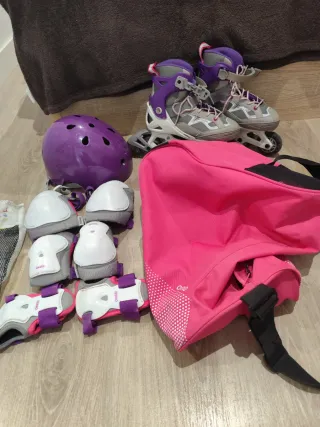 Patines en línea morados y grises con protecciones