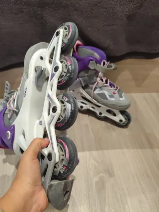 Patines en línea morados y grises con protecciones