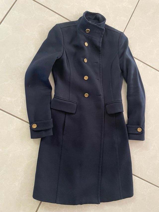 Casaco elegante azul com botões dourados