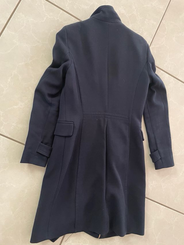 Casaco elegante azul com botões dourados