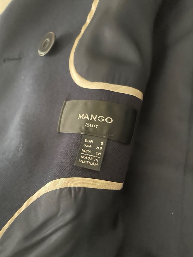 Casaco elegante azul com botões dourados