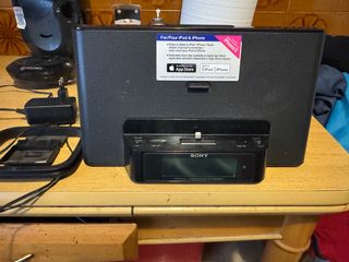 Radio Reloj Sony ICF-DS15IPN con Base de Carga