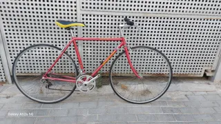 Bicicleta de carreras/fixie roja