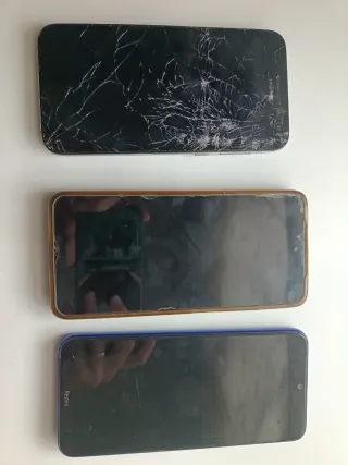 Diversi telefoni Huawei e Redmi