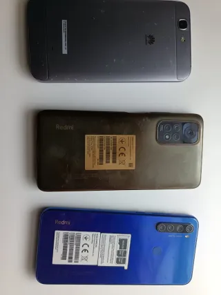 Diversi telefoni Huawei e Redmi