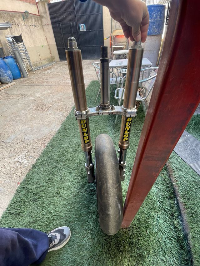 Horquilla de moto con rueda