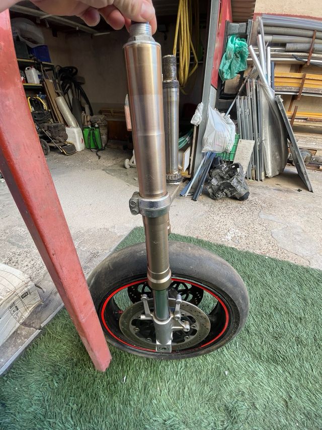 Horquilla de moto con rueda