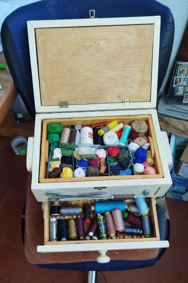 Cucitrice in legno fatta a mano degli anni '60