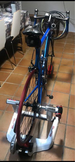 Rodillo Bici Élite Qubo Fluid y rueda con cubierta